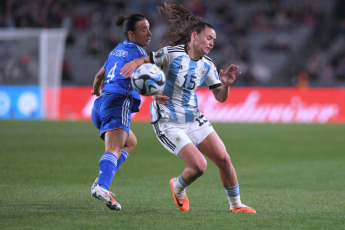 Auckland, Nueva Zelanda.- En las fotos tomadas el 24 de julio del 2023, durante el partido entre Italia y Argentina en el Mundial Femenino de la FIFA, válido por el Grupo G en el estadio Eden Park de Auckland, Nueva Zelanda. Italia derrotó este lunes a Argentina 1-0 con un gol en el final del partido intensamente disputado.