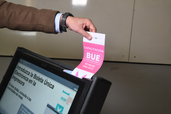 Buenos Aires, Argentina.- En las fotos tomadas el 27 de julio del 2023, duramte una campaña de difusión sobre cómo será la votación en las PASO con la Boleta Única Electrónica (BUE) en la Ciudad Autónoma de Buenos Aires (CABA). La jueza federal con competencia electoral María Romilda Servini, comenzó este miércoles a ejecutar simulacros de votación con el sistema de urna electrónica que se utilizará en CABA en las elecciones para los candidatos locales.