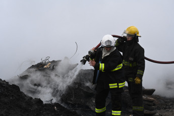 Buenos Aires, Argentina.- En las fotos tomadas el 11 de julio del 2023, cuerpos de bomberos controlaron un incendio de un depósito de palets en la ciudad de Luis Guillón, del partido de Esteban Echevarría en Buenos Aires. Hasta el momento se desconocen las razones por las cuales habría comenzado el fuego, sin embargo, se sospecha que haya sido un hecho intencional.