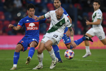 Buenos Aires, Argentina.- En las fotos tomadas el 5 de julio del 2023, durante el partido entre Banfield y Tigre en el Estadio Monumental de Victoria (José Dellagiovanna) por la Liga Profesional Argentina. Banfield venció por 2-1 a Tigre con un doblete de Bisanz, mientras que Luciatti consiguió el descuento y luego se fue expulsado.