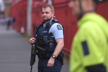 Auckland, Nueva Zelanda.- En las fotos tomadas el 19 de julio del 2023, muestra el lugar donde ocurrió un tiroteo en la ciudad neozelandesa de Auckland. Un hombre armado se subió a un edificio en construcción en el centro de Auckland y abrió fuego a pocas horas del comienzo del Mundial Femenino de fútbol. El hecho, dejó 2 personas muertas. La policía encontró también el cadáver del tirador en el hueco de un ascensor, según las autoridades.