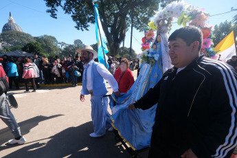 Corrientes, Argentina.- En las fotos tomadas el 16 de julio del 2023, se realizó la procesión náutica por el río Paraná, que incluye el encuentro de las imágenes de las vírgenes de Itatí con la de Caacupé, proveniente de Paraguay, en el marco de el 123° aniversario de la coronación pontificia de la Virgen de Itatí. Del evento, participaron más de 300.000 personas con el lema “Con María de Itatí, aprendemos a escuchar, discernir y misionar”. Itatí deviene de las palabras guaraníes "itá morotí", que significa “punta de piedra” y su abreviación da origen al nombre.