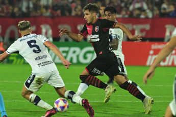 Rosario, Argentina.- En las fotos tomadas el 3 de julio del 2023, durante el partido entre Newell’s y Gimnasia en el Estadio Marcelo Bielsa, en el cierre de la fecha 22 de la Liga Profesional Argentina. Newell’s empató 2-2 con Gimnasia. Gimnasia anotó por medio de Benjamín Domínguez y Cristian Tarragona. Mientras que Newell's anotó gol de Guillermo Ortíz y empató con Lisandro Montenegro.