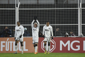 Paraná, Argentina.- En las fotos tomadas el 12 de julio del 2023, durante el partido entre Botafogo y Patronato en un duelo correspondiente a la ida de los play offs de la Copa Sudamericana 2023 en el estadio Presbítero Bartolomé Grella. A pesar de los intentos finales de Patronato, incluido un gol anulado por fuera de juego en el minuto 79, no lograron marcar y el partido concluyó con una victoria para Botafogo por 2-0.