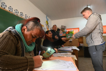 Santa Fe, Argentina.- En las fotos tomadas el 16 de julio del 2023, argentinos participan de las elecciones primarias en la provincia de Santa Fe. Con más del 98 por ciento de las mesas, Maximiliano Pullaro es el ganador de los comicios y se impuso en la interna del espacio que representa a Juntos por el Cambio; en tanto, Marcelo Lewandowski lideró en el frente oficialista.