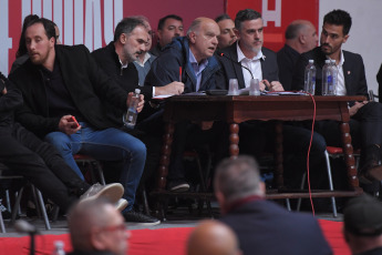 Buenos Aires, Argentina.- En las fotos tomadas el 6 de julio del 2024, durante la Asamblea de Representantes del Club Independiente, donde Néstor Grindetti (centro) fue elegido como presidente y ocupará el cargo hasta 2026. La Asamblea determinó que el dirigente de 68 años, que también es precandidato a Gobernador de la Provincia de Buenos Aires por el espacio Juntos por el Cambio, en la lista que encabeza Patricia Bullrich, seguirá desempeñándose en el cargo que ocupaba de forma provisoria.