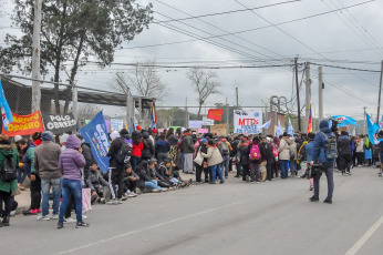 Jujuy, Argentina.- En las fotos tomadas el 17 de julio del 2023, nueve personas que permanecían detenidas en el penal del barrio Alto Comedero, de San Salvador de Jujuy, acusadas de cometer delitos en protestas contra la reforma constitucional aprobada el 20 de junio pasado, fueron liberadas por orden del juez de Control de Jujuy Rodolfo Fernández. En Jujuy, así como en la Ciudad de Buenos Aires, se mantenían las manifestaciones exigiendo la libertad y el cese de la persecusión de parte del gobierno de Gerardo Morales.