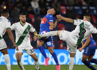 Buenos Aires, Argentina.- En las fotos tomadas el 5 de julio del 2023, durante el partido entre Banfield y Tigre en el Estadio Monumental de Victoria (José Dellagiovanna) por la Liga Profesional Argentina. Banfield venció por 2-1 a Tigre con un doblete de Bisanz, mientras que Luciatti consiguió el descuento y luego se fue expulsado.