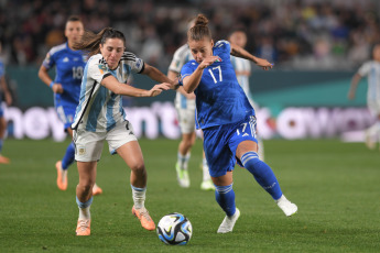 Auckland, Nueva Zelanda.- En las fotos tomadas el 24 de julio del 2023, durante el partido entre Italia y Argentina en el Mundial Femenino de la FIFA, válido por el Grupo G en el estadio Eden Park de Auckland, Nueva Zelanda. Italia derrotó este lunes a Argentina 1-0 con un gol en el final del partido intensamente disputado.