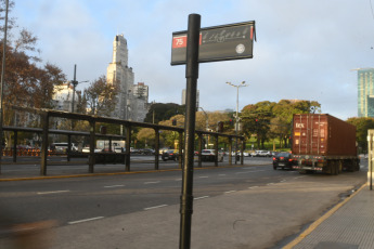 Buenos Aires, Argentina.- En las fotos tomadas el 7 de julio del 2023, muestra las calles de Buenos Aires en medio del paro de colectivos. Un paro de colectivos y una medida de fuerza sorpresiva en el Tren Sarmiento de empleados jerárquicos que reclaman la homologación del Convenio Colectivo -firmado en enero de 2022- dejó sin poder viajar a millones de pasajeros que buscaron formas alternativas para poder llegar al trabajo.