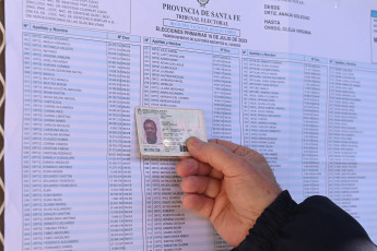 Santa Fe, Argentina.- En las fotos tomadas el 16 de julio del 2023, argentinos participan de las elecciones primarias en la provincia de Santa Fe. Con más del 98 por ciento de las mesas, Maximiliano Pullaro es el ganador de los comicios y se impuso en la interna del espacio que representa a Juntos por el Cambio; en tanto, Marcelo Lewandowski lideró en el frente oficialista.