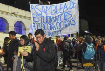 Jujuy, Argentina.- En las fotos tomadas el 30 de junio del 2023, muestra una nueva marcha de antorchas contra la reforma constitucional de la provincia que impulsó el gobernador local y precandidato vicepresidencial de Juntos por el Cambio (JxC), Gerardo Morales, y denunciaron que esa modificación de la Carta Magna del distrito se hizo de "espaldas al pueblo".