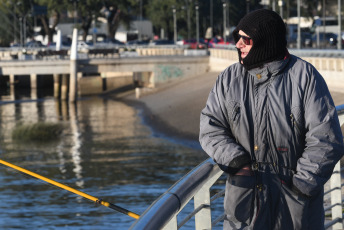 Buenos Aires, Argentina.- En las fotos tomadas el 18 de julio del 2023, muestra las calles de Buenos Aires en medio de la ola de frío que afecta gran parte del país. El Servicio Meteorológico Nacional (SMN), emitió una serie de alertas por una ola polar que se extenderá por todo el país. Según el informe meteorológico, las provincias de Santa Cruz, Río Negro, Neuquén, San Luis, así como también Jujuy, Salta y Mendoza, permanecerán bajo alerta amarilla por temperaturas que alcanzarán los -8.6 grados bajo cero.