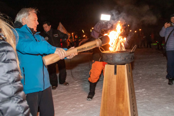 Ushuaia, Argentina.- En las fotos tomadas el 8 de julio del 2023, una multitud presenció la bajada de antorchas en la Fiesta Nacional del Invierno en Ushuaia, la cual se lleva a cabo desde hace 22 años. Este año, se obtuvo el carácter nacional del evento, celebrándose la "Primera Edición de la Fiesta Nacional del Invierno".