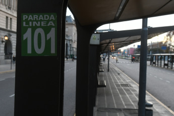 Buenos Aires, Argentina.- En las fotos tomadas el 7 de julio del 2023, muestra las calles de Buenos Aires en medio del paro de colectivos. Un paro de colectivos y una medida de fuerza sorpresiva en el Tren Sarmiento de empleados jerárquicos que reclaman la homologación del Convenio Colectivo -firmado en enero de 2022- dejó sin poder viajar a millones de pasajeros que buscaron formas alternativas para poder llegar al trabajo.