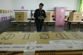 Santa Fe, Argentina.- En las fotos tomadas el 16 de julio del 2023, argentinos participan de las elecciones primarias en la provincia de Santa Fe. Con más del 98 por ciento de las mesas, Maximiliano Pullaro es el ganador de los comicios y se impuso en la interna del espacio que representa a Juntos por el Cambio; en tanto, Marcelo Lewandowski lideró en el frente oficialista.