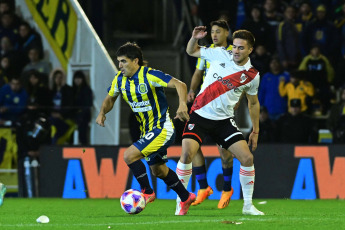 Rosario, Argentina.- En las fotos tomadas el 23 de julio del 2023, durante el partido entre River Plate y Rosario Central, en el Gigante de Arroyito, en un partido válido por la 26ta y penúltima fecha de la Liga Profesional de Fútbol. River en condición de visitante empató con Rosario Central 3 a 3. El equipo dirigido por Miguel Ángel Russo se enfrentará en la siguiente jornada ante Belgrano, mientras que River jugará ante Racing Club.