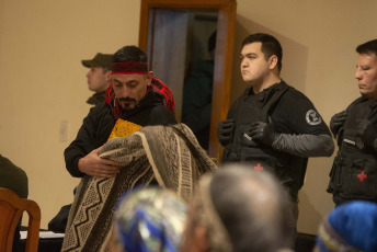 Rio Negro, Argentina.- En las fotos tomadas el 31 de julio del 2023, el dirigente mapuche Facundo Jones Huala (izquierda), durante el juicio de extradición en su contra. El Juez federal Gustavo Villanueva, habilitó la extradición de Jones Huala que había sido solicitada por el Estado chileno. Prófugo de la Justicia chilena desde febrero de 2022 y detenido en Argentina en enero pasado, Huala fue condenado por delitos de incendio y porte ilegal de armas cometidos en Chile en 2013.