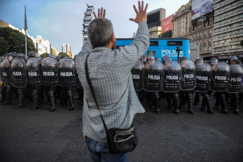 Buenos Aires, Argentina.- En las fotos tomadas el 10 de agosto del 2023, familiares y amigos realizan una protesta para exigir justicia tras la muerte de un manifestante en Buenos Aires, la capital de Argentina, tras supuestamente sufrir un infarto después de ser detenido por la Policía durante una protesta contra el sistema electoral frente al Obelisco.