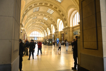 Buenos Aires, Argentina.- In the photos taken on August 15, 2023, authorities participate in an operation at the Constitución station, in the city of Buenos Aires, due to a bomb threat. From Trenes Argentinos they reported that, about an hour after the threat, the search result was negative. City Police sources reported that the operation began after a 911 call was received from the Province of Buenos Aires indicating that there was a bomb inside a formation.