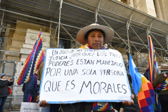 Buenos Aires, Argentina.- En las fotos tomadas el 8 de agosto del 2023, el Tercer Malón de la Paz, mantiene una vigilia frente a los Tribunales porteños contra la reforma constitucional en Jujuy. Comunidades indígenas de la provincia de Jujuy, en el norte de Argentina, se manifiestan en Buenos Aires en medio de un agitado clima político en Jujuy tras la aprobación de una reforma constitucional, impulsada por el gobernador Gerardo Morales, que según sus detractores, criminaliza el derecho a la protesta y cercena los derechos indígenas sobre la tierra en medio de planes de explotación para la obtención de litio.