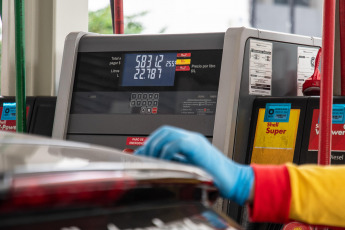 Buenos Aires, Argentina.- En las fotos tomadas el 16 de agosto del 2023, muestra una estación de gasolina tras los nuevos aumentos en los precios del combustible. Sin previo aviso, la petrolera Raízen Argentina aumentó el precio de los combustibles. Para Shell, la suba fue del 14 por ciento en todos sus combustibles, tras la devaluación de la moneda. De esta manera, Raizen aplicó el segundo aumento de combustibles del mes de agosto y se adelantó a las negociaciones que llevará adelante con el Gobierno.