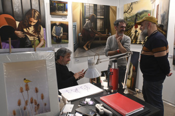 Buenos Aires, Argentina.- En las fotos tomadas el 25 de agosto del 2023, las personas visitan la 11º edición de la feria de arte BADA (Buenos Aires Directo de Artista) en el predio La Rural en Buenos Aires, Argentina. La feria, mantiene su objetivo desde la primera edición, que es vincular en forma directa al artista con el comprador. El sistema de intercambios que propicia, también se ha extendido fuera del país y lleva tres ediciones concretadas con base en Campo Marte (DF México) y en la ciudad de Madrid (España).