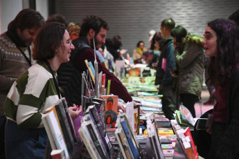 Buenos Aires, Argentina.- En las fotos tomadas el 4 de agosto del 2023, las personas asisten a la 12° Feria de Editores en Buenos Aires. Desde este jueves y hasta el domingo 6 de agosto en el Complejo Art Media se realizará una nueva edición de la FED, encuentro que se ha convertido con el tiempo en expresión cultural de una época. Además de las mesas en las que los editores exhibirán sus libros, se establecerán encuentros y diálogos con sus lectores.