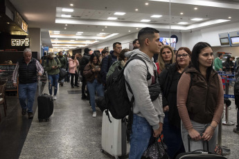 Buenos Aires, Argentina.- En las fotos tomadas el 17 de agosto del 2023, muestra el Aeropuerto Jorge Newbery en medio del retraso de vuelos por el intenso temporal que afectó la ciudad de Buenos Aires y sus alrededores. Llegó a haber más de 80 vuelos demorados y una veintena cancelaciones. Además, según se informó oficialmente, otros aviones fueron desviados a aeropuertos de alternativa a raíz de la imposibilidad de aterrizar por el temporal.