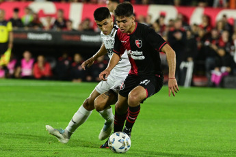 Rosario, Argentina.- En las fotos tomadas el 21 de agosto del 2023, durante el partido entre Newell’s y Central Córdoba de Santiago del Estero por la fecha 1 de la Zona B de la Copa de la Liga Profesional 2023 en el estadio Marcelo Bielsa. Newell's venció por 2-0 a Central Córdoba con goles de Gustavo Damián Canto (en contra) y Brian Nicolás Aguirre.