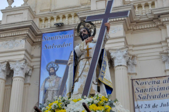 Jujuy, Argentina.- En las fotos tomadas el 7 de agosto del 2023, cientos de fieles jujeños celebraron al Santísimo Salvador, patrono de la ciudad capital y de la Diócesis de Jujuy, con una procesión por las calles céntricas y una misa concelebrada, que se realizó en la Iglesia Catedral Basílica. La veneración tiene sus orígenes en la misma fundación de la ciudad.