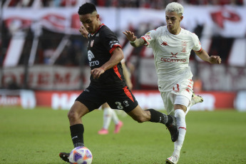 Santa Fe, Argentina.- En las fotos tomadas el 9 de agosto del 2023, durante el partido entre Huracán e Instituto en el estadio de Brigadier General Estanislao Lopez de Santa Fe por los dieciseisavos de final de la Copa Argentina. Huracán derrotó por 2-0 a Instituto de Córdoba. El Globo se impuso con los goles de Walter Mazzantti y Juan Gauto y enfrentará a Racing por los octavos de final.