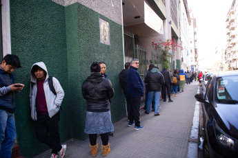 Buenos Aires, Argentina.- En las fotos tomadas el 13 de agosto del 2023, argentinos emiten su voto en diferentes establecimientos habilitados para sufragar en Buenos Aires, Argentina. Los argentinos votaron el domingo en una elección primaria crítica que proporciona las expectativas para la votación general dos meses después. Las urnas terminaron oficialmente a las 6 p. m., hora local, y la gente todavía esperaba en largas filas para emitir los votos finales. Alrededor del 62