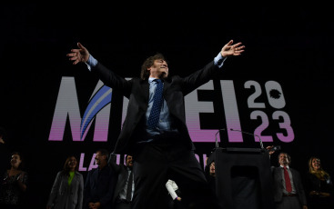 Buenos Aires, Argentina.- En las fotos tomadas el 7 de agosto del 2023, el precandidato presidencial de La Libertad Avanza (LLA), Javier Milei, realizó su cierre de campaña rumbo a las PASO del domingo próximo con un acto en el estadio Movistar Arena de la ciudad de Buenos Aires. Durante su discurso, el dirigente opositor le hizo un guiño al sector de Mauricio Macri, expresó fuertes críticas contra la UCR y convocó a votar.