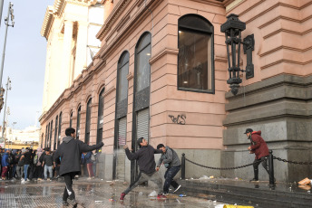 Buenos Aires, Argentina.- En las fotos tomadas el 10 de agosto del 2023, muestra los incidentes ocurridos por un grupo de pasajeros afectados por las demoras en medio de las protestas sobre las vías del Tren Roca. El corte afectó el servicio en la estación Constitución, lo que provocó caos en el lugar. Los usuarios de trenes comenzaron a amucharse en las inmediaciones y varios de ellos descargaron su enojo contras las instalaciones, arrojando objetos contundentes.