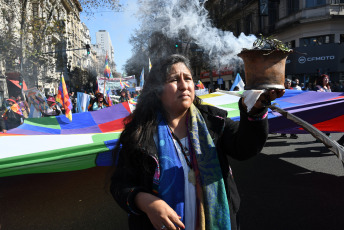 Buenos Aires, Argentina.- En las fotos tomadas el 1 de julio del 2023, pueblos indígenas integrantes del "Tercer Malón de la Paz" llegaron a la ciudad de Buenos Aires tras una semana de caravana desde Jujuy en defensa de sus territorios y sus recursos naturales y contra la reforma constitucional aprobada por impulso del gobernador y precandidato a vicepresidente Gerardo Morales.