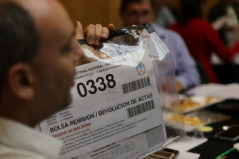 Buenos Aires, Argentina.- En las fotos tomadas el 17 de agosto del 2023, autoridades realizan el escrutinio definitivo de las primarias a cargo de la Justicia electoral. El escrutinio definitivo de las primarias abiertas, simultáneas y obligatorias (PASO) que se desarrollaron el domingo en todo el país a cargo de los juzgados con competencia electoral de cada distrito, es el que tendrá validez legal y una vez culminado, la Justicia oficializará a los candidatos que competirán en las elecciones generales de octubre próximo.