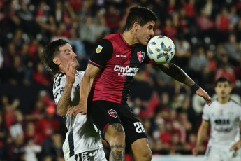 Rosario, Argentina.- En las fotos tomadas el 21 de agosto del 2023, durante el partido entre Newell’s y Central Córdoba de Santiago del Estero por la fecha 1 de la Zona B de la Copa de la Liga Profesional 2023 en el estadio Marcelo Bielsa. Newell's venció por 2-0 a Central Córdoba con goles de Gustavo Damián Canto (en contra) y Brian Nicolás Aguirre.