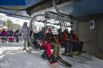 Bariloche, Argentina.- En las fotos tomadas el 23 de agosto del 2023, muestra la ciudad de Bariloche en medio de las intensas nevadas. Las zonas altas de la Ruta Nacional 40 entre Bariloche y El Bolsón presentan nieve, por eso Vialidad Nacional solicitó extremar las medidas de precaución al conducir, además el parque nacional Nahuel Huapi informó el cierre de senderos por lluvias y viento.