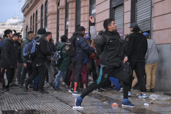 Buenos Aires, Argentina.- En las fotos tomadas el 10 de agosto del 2023, muestra los incidentes ocurridos por un grupo de pasajeros afectados por las demoras en medio de las protestas sobre las vías del Tren Roca. El corte afectó el servicio en la estación Constitución, lo que provocó caos en el lugar. Los usuarios de trenes comenzaron a amucharse en las inmediaciones y varios de ellos descargaron su enojo contras las instalaciones, arrojando objetos contundentes.