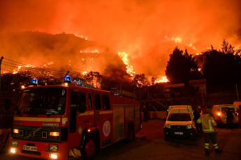 San Luis, Argentina.- En las fotos tomadas el 22 de agosto del 2023, muestra el incendio forestal sobre las sierras de San Luis, que se extiende desde el Parque Nativo de la localidad de Potrero de los Funes, hasta el barrio Cerros Colorados de la ciudad de Juana Koslay. Hasta el momento, se confirmó que en la zona fueron evacuadas unas 15 familias y que el fuego destruyó varias viviendas de la zona, en medio de condiciones desfavorables debido a los fuertes vientos que alcanzan los 60 kilómetros por hora y la gran sequía de la zona.