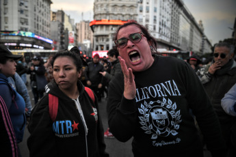 Buenos Aires, Argentina.- En las fotos tomadas el 10 de agosto del 2023, familiares y amigos realizan una protesta para exigir justicia tras la muerte de un manifestante en Buenos Aires, la capital de Argentina, tras supuestamente sufrir un infarto después de ser detenido por la Policía durante una protesta contra el sistema electoral frente al Obelisco.