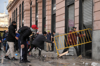 Buenos Aires, Argentina.- En las fotos tomadas el 10 de agosto del 2023, muestra los incidentes ocurridos por un grupo de pasajeros afectados por las demoras en medio de las protestas sobre las vías del Tren Roca. El corte afectó el servicio en la estación Constitución, lo que provocó caos en el lugar. Los usuarios de trenes comenzaron a amucharse en las inmediaciones y varios de ellos descargaron su enojo contras las instalaciones, arrojando objetos contundentes.