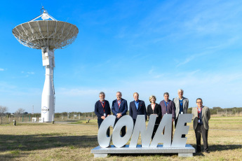 Córdoba, Argentina.- En las fotos tomadas el 31 de julio del 2023, durante la visita oficial del Administrador de la Administración Nacional de Aeronáutica y el Espacio (NASA) de los Estados Unidos, Bill Nelson (3ro izquierda), al Centro Espacial Teófilo Tabanera (CETT) de la Comisión Nacional de Actividades Espaciales (CONAE). “En el futuro un astronauta argentino entrenará en la NASA, y más adelante veremos a un argentino que viaje a la Estación Espacial Internacional”, aseguró Nelson. Asimismo, indicó ”Nos impresiona mucho lo que Argentina hace (en materia espacial) y ansiamos continuar cooperando”.