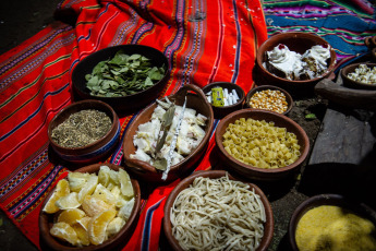 Santiago del Estero, Argentina.- En las fotos tomadas el 1 de agosto del 2023, pueblos del norte de Argentina celebran a la Pachamama con ceremonias que conjugan tradición, música y naturaleza. Este martes, países de América Latina celebraron el Día de la Pachamama, una fiesta donde priman los rituales y ofrendas para venerar y agradecer a la Madre Tierra. La tradición tiene su origen en la mitología Inca, que atribuye a esta deidad la responsabilidad de las siembras y las cosechas.