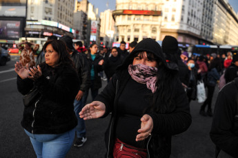 Buenos Aires, Argentina.- En las fotos tomadas el 10 de agosto del 2023, familiares y amigos realizan una protesta para exigir justicia tras la muerte de un manifestante en Buenos Aires, la capital de Argentina, tras supuestamente sufrir un infarto después de ser detenido por la Policía durante una protesta contra el sistema electoral frente al Obelisco.