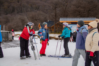 Ushuaia, Argentina.- En las fotos tomadas el 1 de agosto del 2023, las personas visitan la ciudad de Ushuaia durante las vacaciones de invierno. Más de 5,5 millones de turistas se movilizaron durante las vacaciones de invierno, un 6,7% más que en 2022, que también había sido récord, según el informe de la Confederación Argentina de la Mediana Empresa (CAME). El impacto económico superó los $410.633 millones.