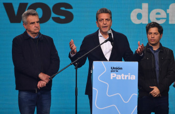 Buenos Aires, Argentina.- En las fotos tomadas el 13 de agosto del 2023, el precandidato presidencial Sergio Massa (centro), en el búnker de Unión por la Patria (UxP) tras los resultados de las primarias abiertas, simultáneas y obligatorias (PASO). El ministro de Economía argentino, Sergio Massa, quien se convirtió en el segundo candidato más votado en las primarias de este domingo en Argentina como líder del oficialista Unión por la Patria (peronista), prometió “dar la pelea” en los comicios generales de octubre para “seguir siendo Gobierno”.