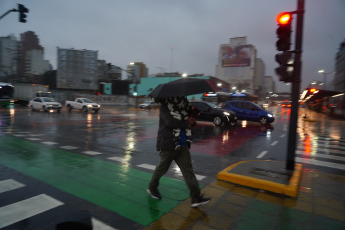 Buenos Aires, Argentina.- En las fotos tomadas el 17 de agosto del 2023, muestra las calles de Buenos Aires en medio de una tormenta. Montevideo, aún bajo una grave crisis hídrica, experimenta fuertes lluvias y una tormenta acompañada de rayos. La inestabilidad afecta a las dos capitales de la región del Río de la Plata con pronóstico de lluvias y tormentas en las zonas de Montevideo y Buenos Aires. Por lo tanto, de forma aislada, no se pueden descartar daños por clima severo.