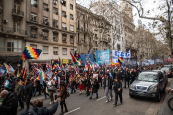 Buenos Aires, Argentina.- En las fotos tomadas el 23 de agosto del 2023, el Tercer Malón de la Paz realizó una movilización en el centro porteño y un acto frente al Congreso. A casi dos meses del comienzo de las protestas en Jujuy contra la reforma constitucional -impulsada por el gobernador Gerardo Morales-, organizaciones de derechos humanos realizaron un llamamiento urgente ante la ONU por la criminalización de los manifestantes y la detención del abogado Alberto Nallar, el magistrado jujeño que cumple con una prisión preventiva domiciliaria desde el pasado 12 de junio cuando fue arrestado en el marco de los piquetes en la provincia.